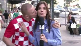 被占便宜！直播世界杯遭強(qiáng)吻 盤點遭強(qiáng)吻的美女記者們