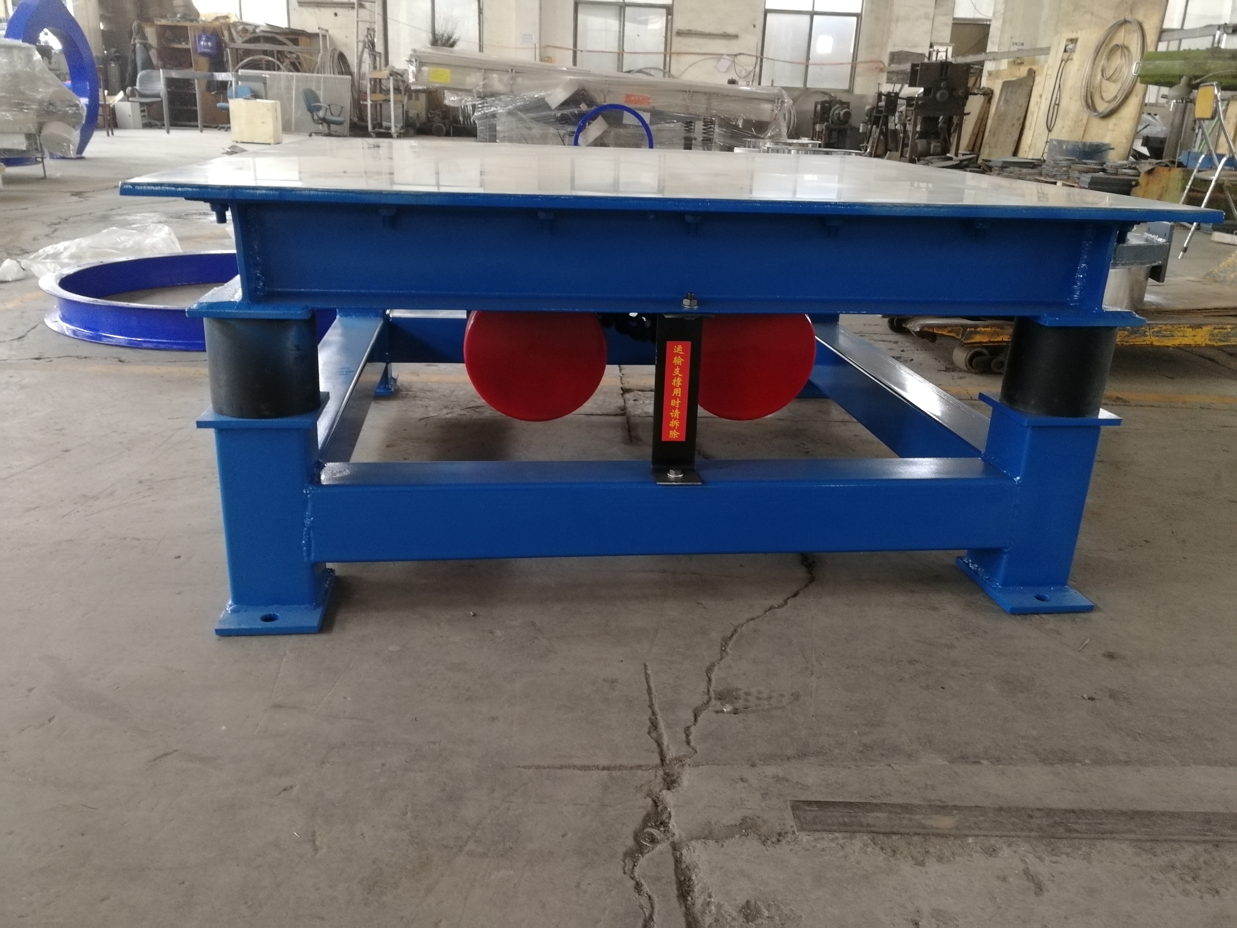 振動(dòng)平臺(tái)上面如何固定現(xiàn)成的模具?